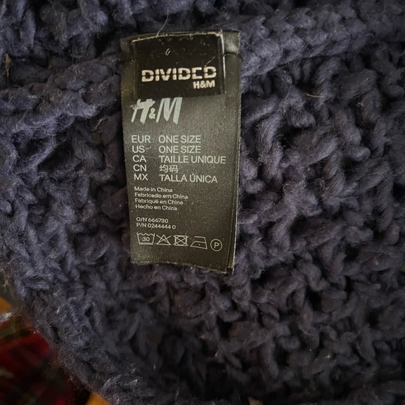 H&M Textured Knit Scarf in Dark Purple - Picture 3 of 4